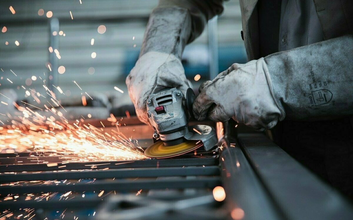 Ein Handwerker beim Schweißen von Metall Ein Handwerker beim Schweißen von Metall